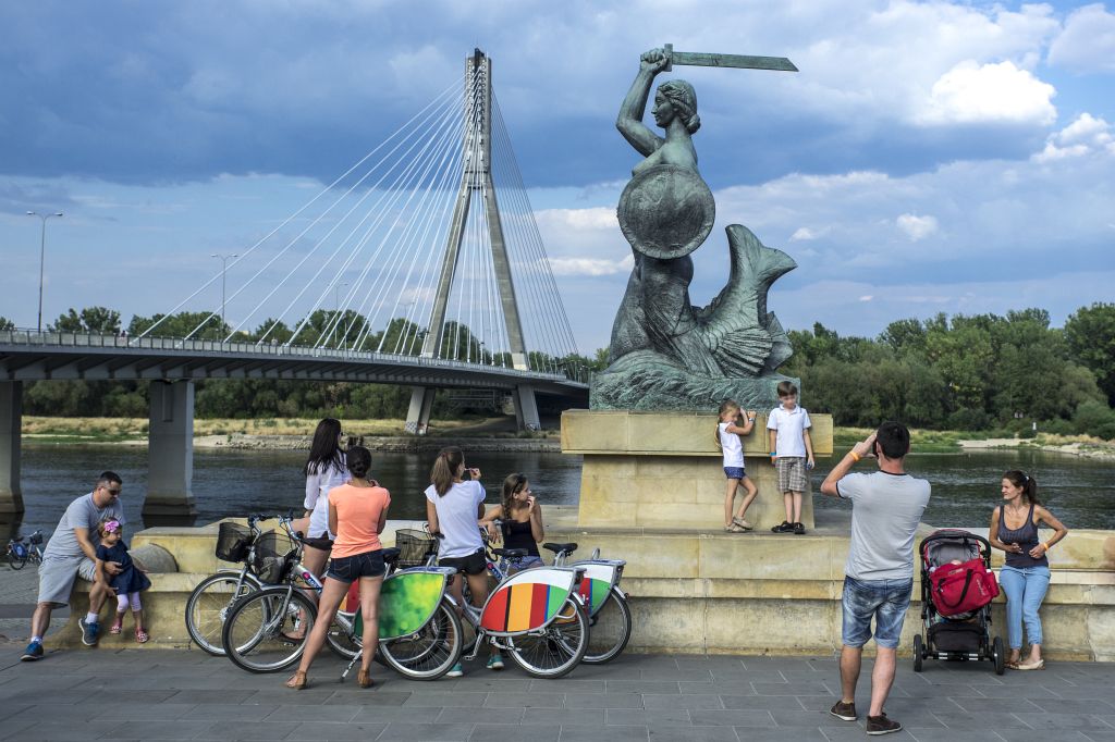 Pomnik Syrenki warszawskiej nad Wisłą, fot. Warszawska Organizacja Turystyczna